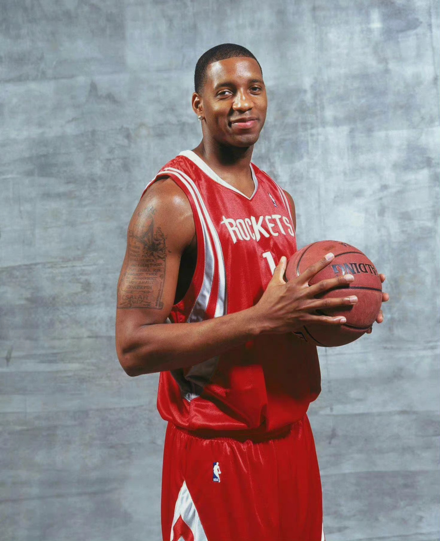 奇招！巴拉多利德球员防守中亲吻对手，后者挥拳反击遭红牌罚下（巴拉多利德球员防守时突袭亲吻，对手挥拳回击吃到红牌）