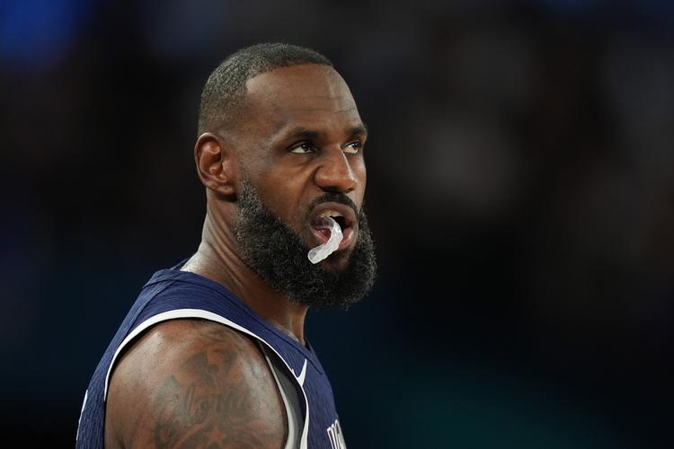 VAR 关键判罚 成为赛后焦点（VAR关键判罚引发赛后热议）