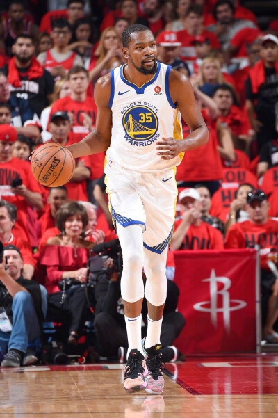 半场战报：海登海姆0-1门兴格拉德巴赫，凯文-迪克斯点射（半场战况：门兴格拉德巴赫1-0领先海登海姆，凯文-迪克斯点球破门）