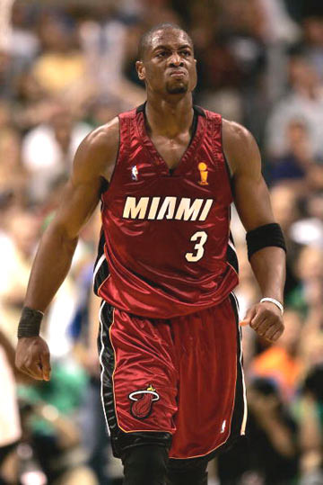 C罗打趣：詹姆斯是个好人，但我头发比他多！（C罗幽默调侃：詹姆斯人不错，但我的发量更胜一筹）