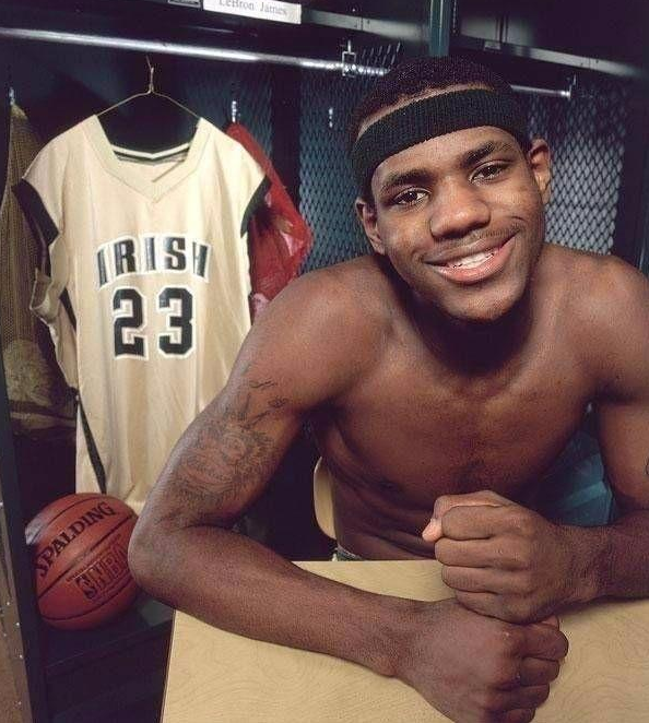 套娃，久保建英坐在涩谷的大久保建英像下握着一个小久保建英（涩谷套娃名场面：久保建英在自己巨像下手持迷你版自己）