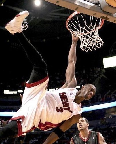 中超：山东泰山主场2-0完胜青岛队（中超丨山东泰山主场两球完胜青岛队）